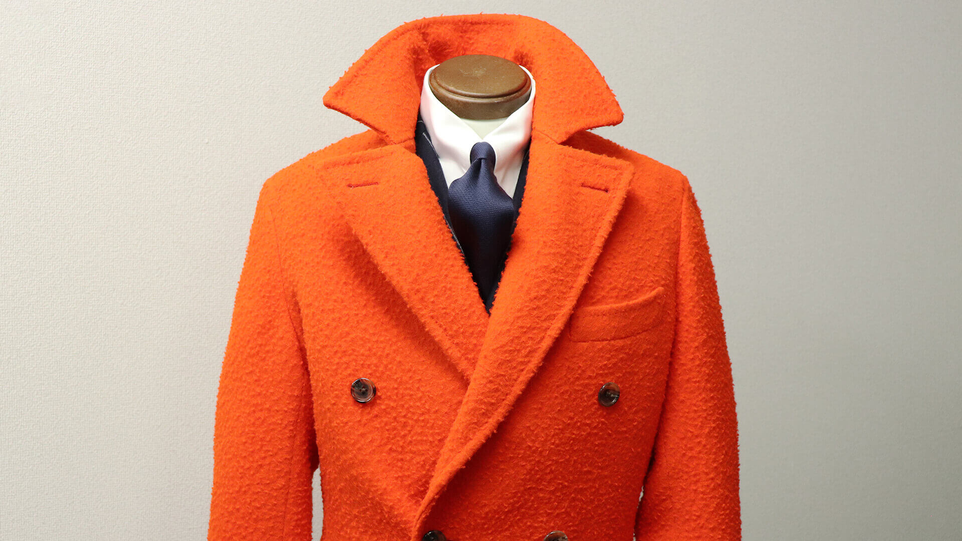 鮮やかなオレンジ色のオーダーコート